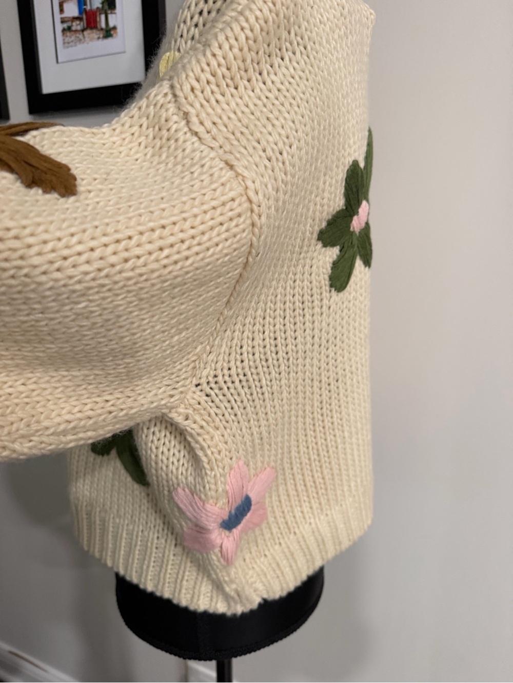 NWT Blank NYC Women’s Cream Chunky Knit Floral Appliqué V-Neck Cardigan M - Picture 6 of 9